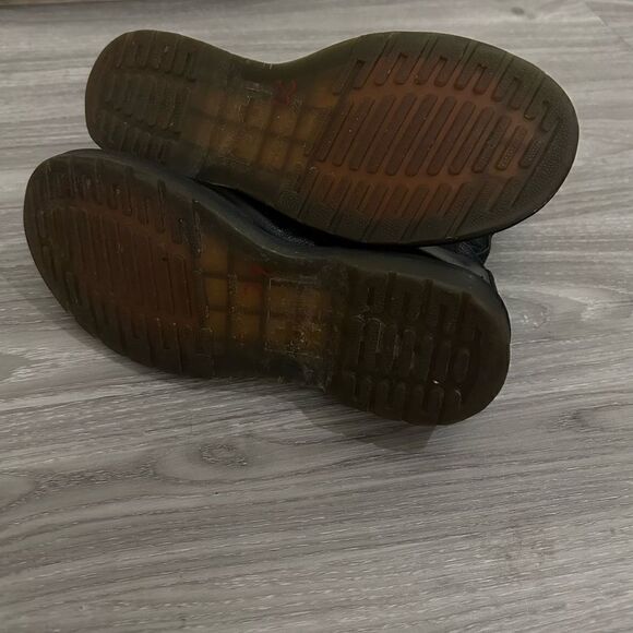 Dr. martens shoes size 7 - Picture 5 of 9